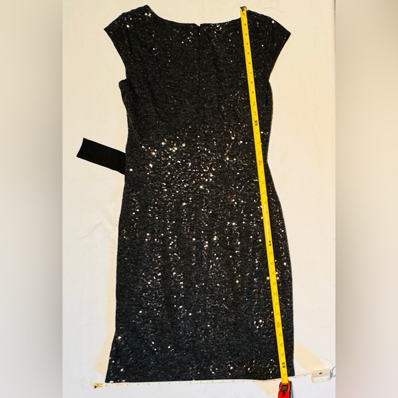 (S) THE LIMITED STRETCH BLACK SEQUIN GRAY BASE MIDI DRESS W/ RUCHING & BLACK BOW - Picture 4 of 7